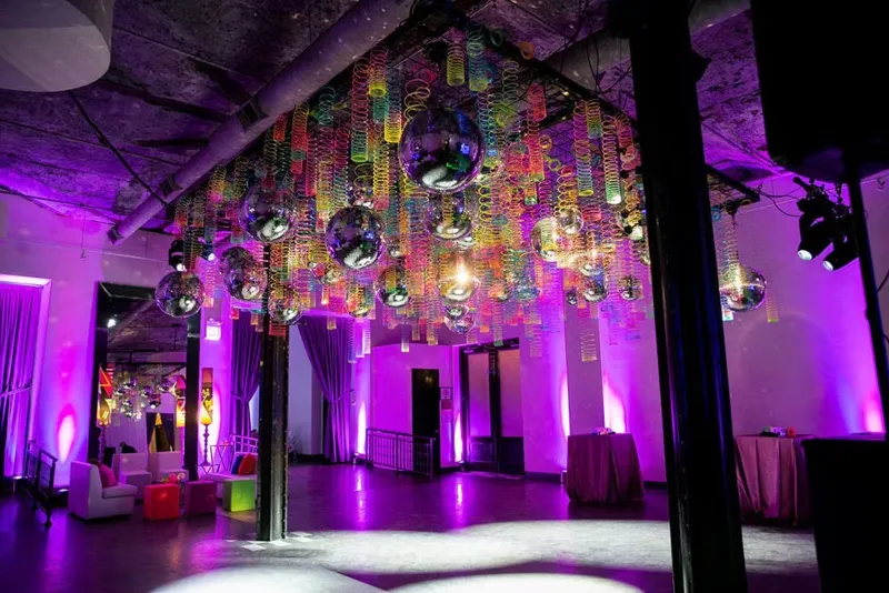 Skapa rätt stämning med dekorationer i neon och glitter
