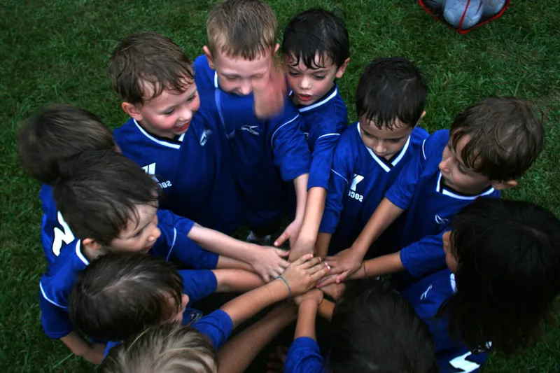 10 roliga samarbetsövningar för barn som stärker teamwork